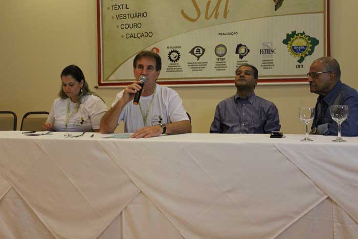 Presidente da FETIESC, Idemar Antonio Martini, discursando no IX Fórum Sul Têxtil.